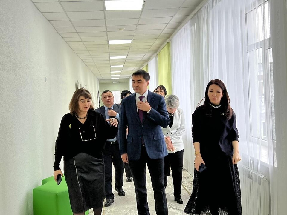 Заместитель акима Карагандинской области, Әлденей Әлібек Үсенұлы, посетил Центр психологической поддержки управления образования, созданный в этом учебном году