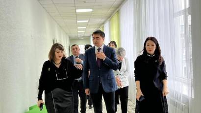 Заместитель акима Карагандинской области, Әлденей Әлібек Үсенұлы, посетил Центр психологической поддержки управления образования, созданный в этом учебном году